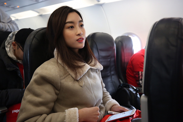Hoa hậu Mỹ Linh ngồi cùng chuyến bay với tuyển U23 về Việt Nam Hoa hậu Mỹ Linh ngồi cùng chuyến bay với tuyển U23 về Việt Nam